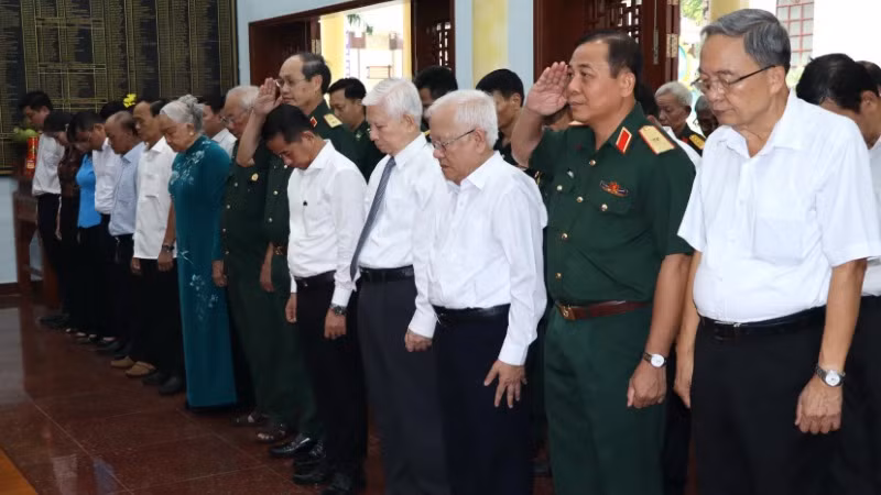 Nguyên Chủ tịch nước Nguyễn Minh Triết cùng các đại biểu dành phút mặc niệm tưởng nhớ công ơn vĩ đại của Chủ tịch Hồ Chí Minh và các Anh hùng liệt sĩ.