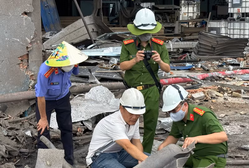 Lực lượng Cơ quan điều tra phối hợp Viện Kiểm sát nhân dân tỉnh Đồng Nai khám nghiệm hiện trường vụ nổ.