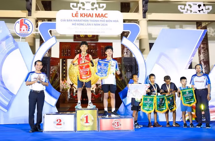 Đồng chí Thái Bảo, Chủ tịch Hội đồng nhân dân tỉnh Đồng Nai (ngoài cùng bên trái) trao giải cho các vận động viên đạt thành tích cao nhất.