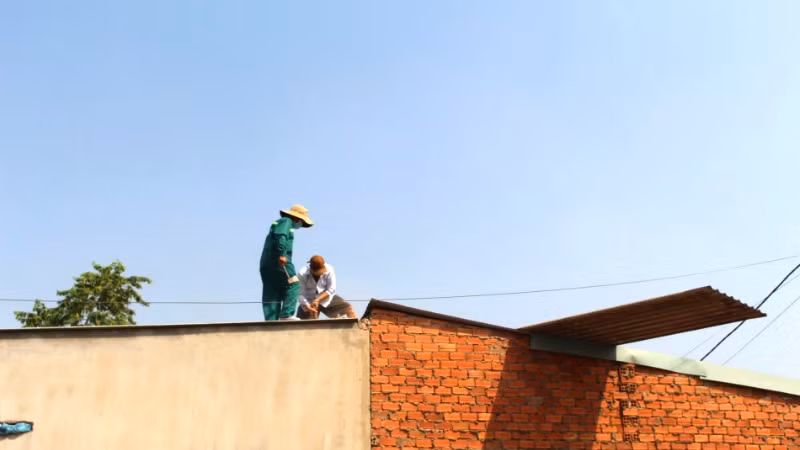 Người dân phường Phước Tân tháo dỡ nhà cửa di dời để bàn giao mặt bằng dự án đường cao tốc Biên Hòa-Vũng Tàu.