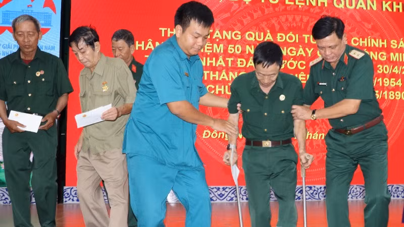 Trung tướng Nguyễn Trường Thắng cùng gia đình người có công với cách mạng tại buổi gặp mặt, tặng quà.
