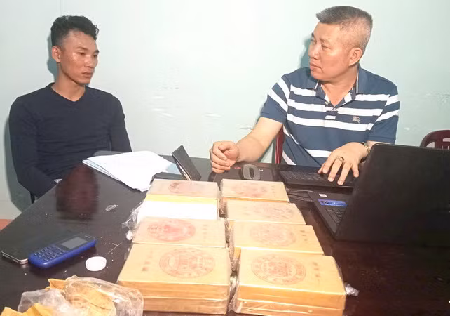 Đối tượng Nguyễn Duy Phương (áo đen) cùng số ma túy.