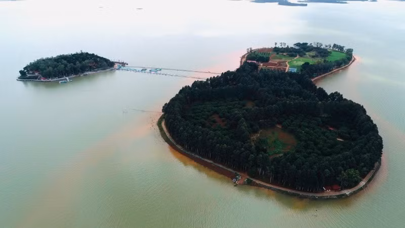 Nhiều công trình đã được xây dựng trên đảo Ó và đảo Đồng Trường để kinh doanh dịch vụ du lịch. Đây là 2 hòn đảo nằm tách biệt, được ví như “viên ngọc sáng giữa lòng hồ Trị An”.