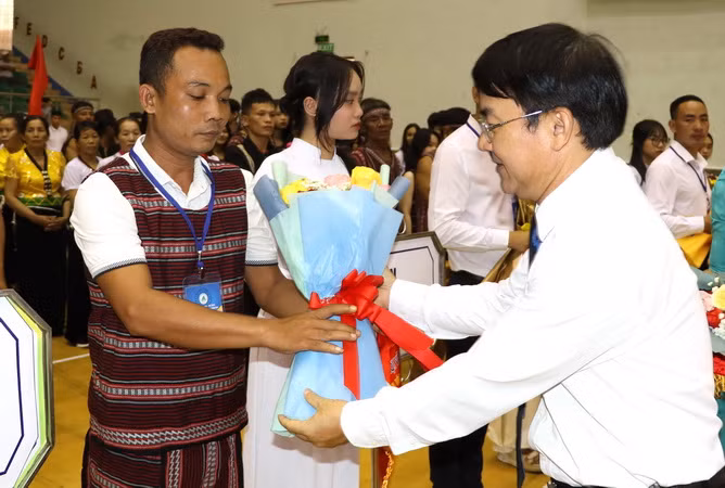 Trưởng Ban Dân tộc tỉnh Đồng Nai Nguyễn Văn Khang trao cờ lưu niệm, tặng hoa cho các đoàn tham dự Ngày hội.