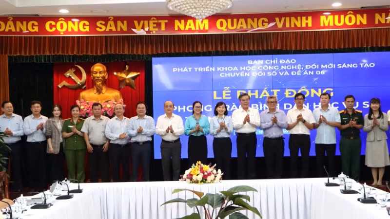 Các đại biểu tham dự Lễ phát động "Bình dân học vụ số".