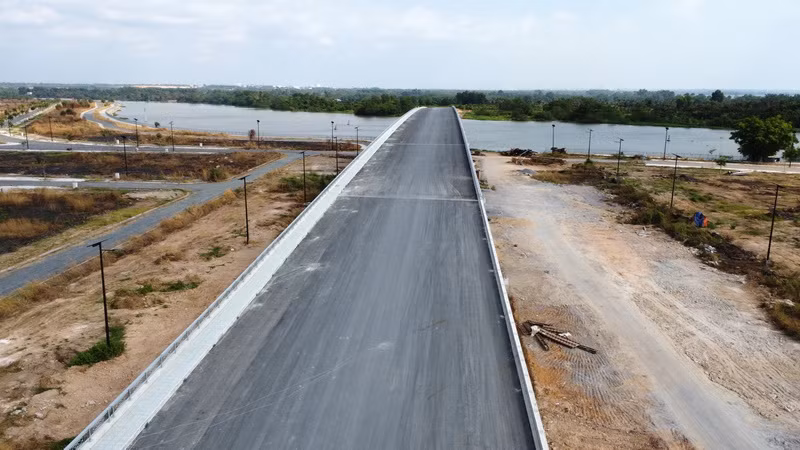 Dự án cầu Vàm Cái Sứt là một trong những dự án trọng điểm của tỉnh Đồng Nai có tổng mức đầu tư hơn 387 tỷ đồng. Cầu xây dựng mới có tổng chiều dài hơn 640m, trong đó phần cầu dài hơn 450m.