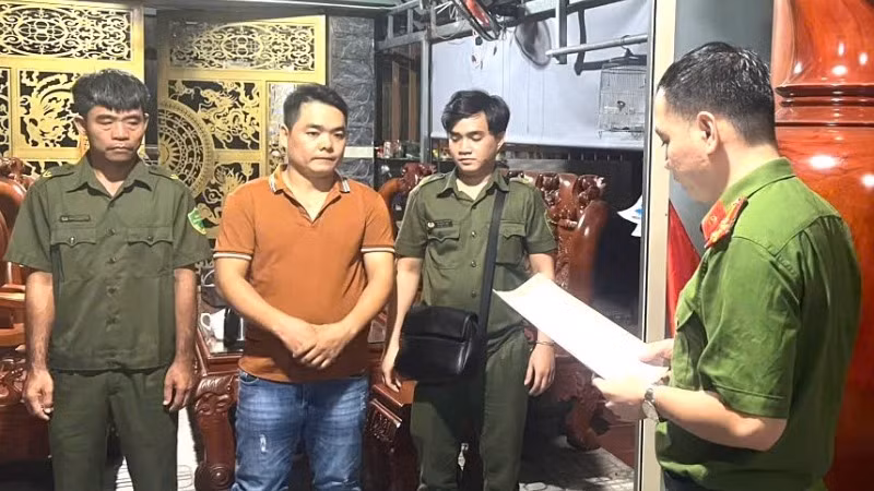 Cơ quan điều tra thi hành lệnh khám xét tại nhà Nguyễn Bá Thanh (áo nâu). (Ảnh: Công an tỉnh Đồng Nai)