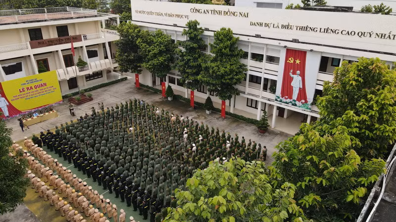 Quang cảnh buổi lễ ra quân.