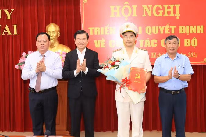 Các đồng chí trong Thường trực Tỉnh ủy Đồng Nai chúc mừng Đại tá Nguyễn Hồng Phong.