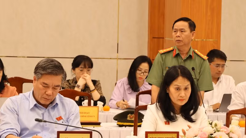 Đại tá Trần Tiến Đạt, Phó Giám đốc Công an tỉnh Đồng Nai, báo cáo về tình hình an ninh trật tự quý I/2025.