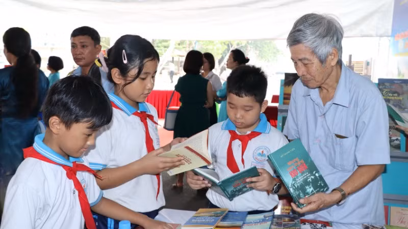 Cựu chiến binh, nhà báo Đỗ Trung Tiến, nguyên Phó Chủ tịch thường trực Hội Nhà báo tỉnh Đồng Nai giới thiệu cuốn sách Những năm tháng khó quên đến với học sinh.
