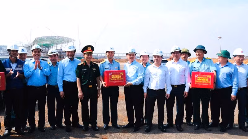 Phó Thủ tướng Trần Hồng Hà tặng quà động viên các đơn vị thi công dự án sân bay Long Thành.