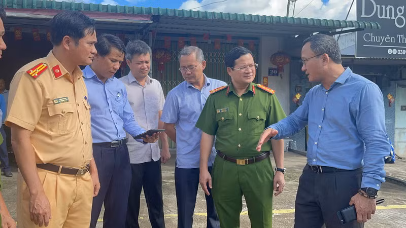 Phó Chủ tịch chuyên trách Ủy ban An toàn giao thông quốc gia Khuất Việt Hùng cùng lực lượng chức năng tỉnh Đồng Nai tại hiện trường vụ tai nạn.