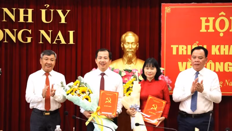 Thường trực Tỉnh ủy Đồng Nai trao quyết định cho đồng chí Lại Thế Thông và Nguyễn Thị Thu Hiền giữ chức Phó trưởng Ban Tuyên giáo và Dân vận Tỉnh ủy.