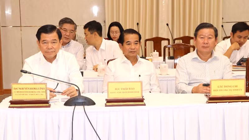 Các đại biểu dự buổi họp mặt.