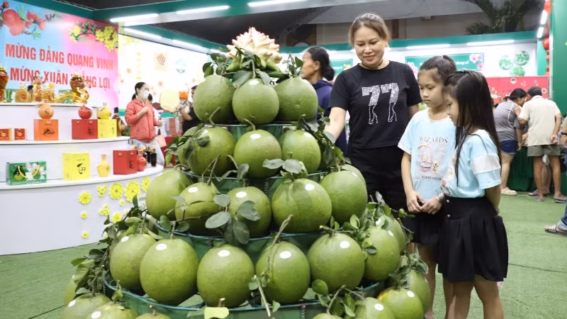 Người dân tham quan gian hàng trưng bày tại lễ hội. Người dân tham quan gian hàng trưng bày tại lễ hội.