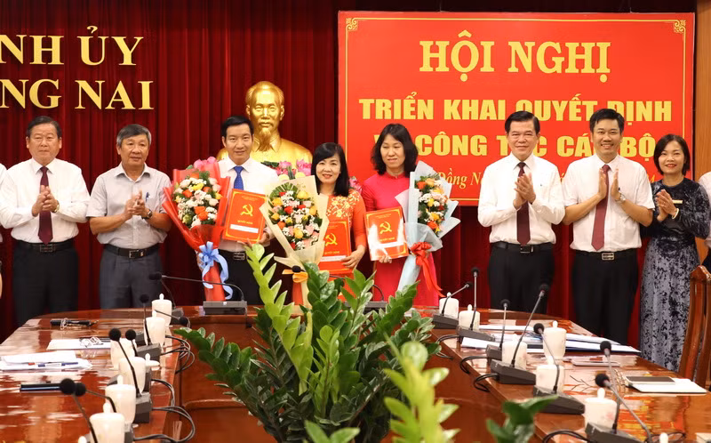 Lãnh đạo tỉnh Đồng Nai chúc mừng các đồng chí nhận quyết định bổ nhiệm, bổ nhiệm lại.