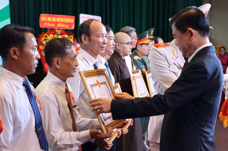 Các tập thể có thành tích xuất sắc trong xây dựng nông thôn mới của huyện Xuân Lộc được khen thưởng.