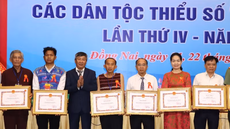 Phó Bí thư Thường trực Tỉnh ủy Đồng Nai Hồ Thanh Sơn tặng Bằng khen cho các tập thể có thành tích xuất sắc.