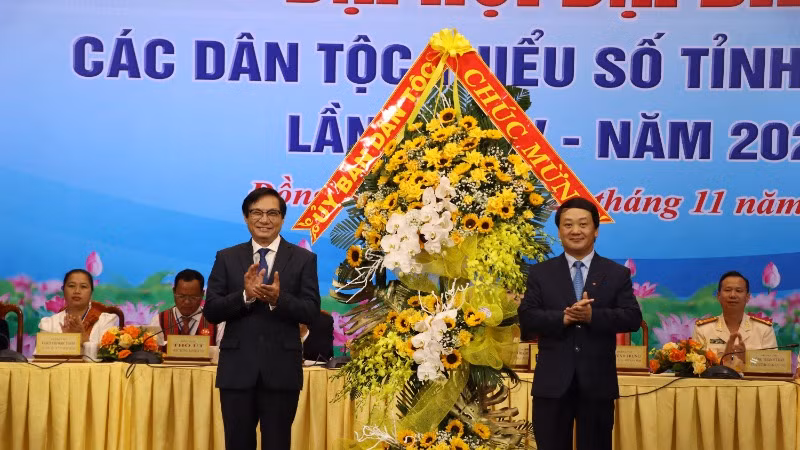 Bộ trưởng, Chủ nhiệm Ủy ban Dân tộc Hầu A Lềnh tặng lẵng hoa chúc mừng Đại hội.