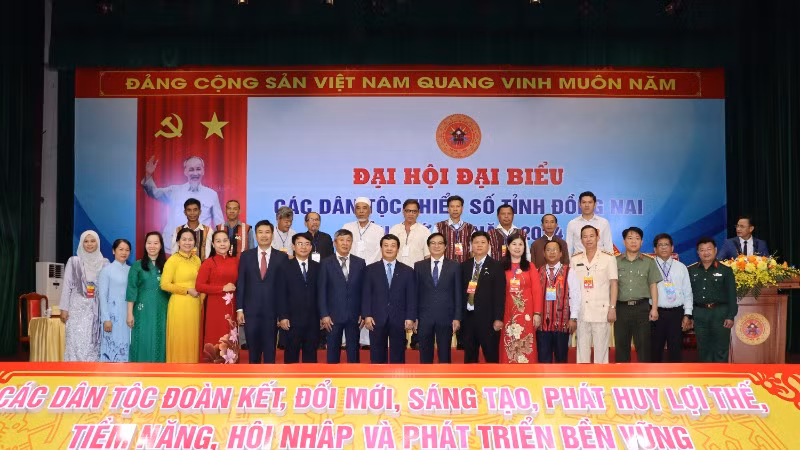 Các đại biểu dự Đại hội chụp ảnh lưu niệm.