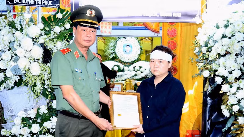 Thiếu tướng Lê Hồng Hiệp trao số tiền 50 triệu đồng hỗ trợ gia đình anh Huỳnh Trí Phúc.