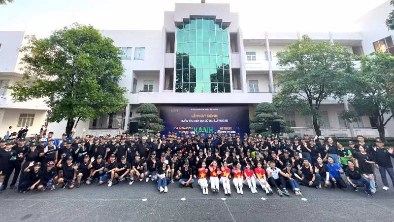 Đoàn viên, cán bộ công chức, người lao động Sở Nông nghiệp và Môi trường tham gia hưởng ứng Chiến dịch Giờ Trái đất năm 2025.