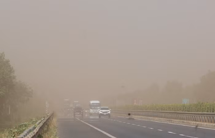 Nhiều lái xe cho biết, bụi đỏ khiến việc lưu thông bị ảnh hưởng do mất tầm nhìn trên cao tốc Thành phố Hồ Chí Minh - Long Thành - Dầu Giây.