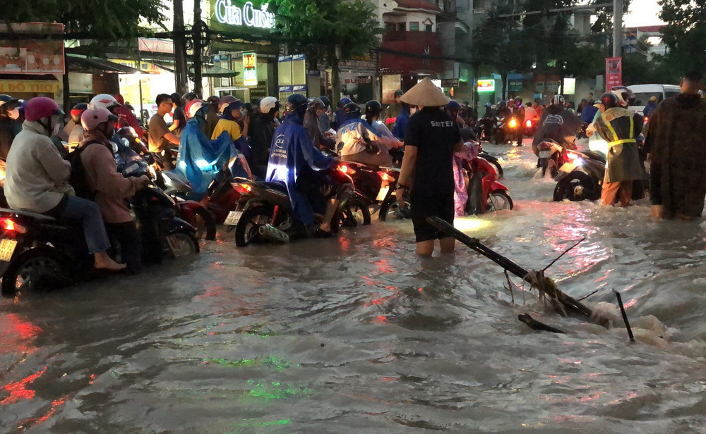 Ngập nặng sau mưa lớn tại khu vực cầu Đồng Khởi vào chiều 30/6.