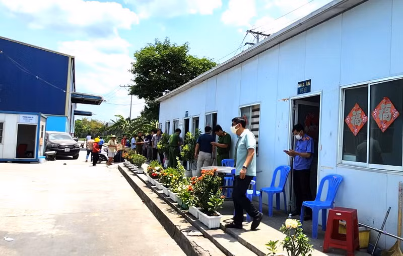 Lực lượng Công an tỉnh Đồng Nai, Viện kiểm sát nhân dân tỉnh có mặt tại Công ty gỗ Bình Minh sáng 1/5 để điều tra, làm rõ vụ nổ.