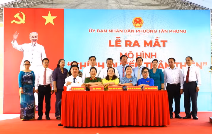 Lãnh đạo tỉnh Đồng Nai dự lễ ra mắt mô hình Chính quyền thân thiện ở phường Tân Phong, thành phố Biên Hòa.