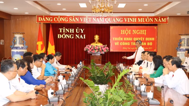 Phó Bí thư Thường trực Tỉnh ủy Đồng Nai Hồ Thanh Sơn phát biểu tại buổi lễ. Phó Bí thư Thường trực Tỉnh ủy Đồng Nai Hồ Thanh Sơn phát biểu tại buổi lễ.