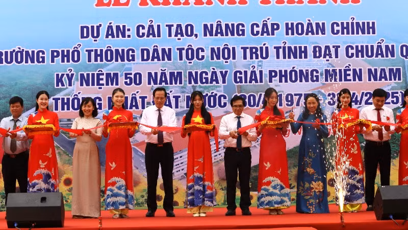 Các đại biểu cắt băng khánh thành dự án cải tạo nâng cấp Trường phổ thông dân tộc nội trú tỉnh Đồng Nai.