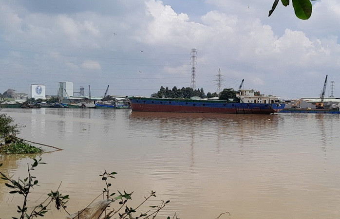 Khu vực hiện trường tàu Bảo Long 03 đi trên sông Đồng Nai phía dưới đường dây vi phạm khoảng cách an toàn gây phóng điện pha C.