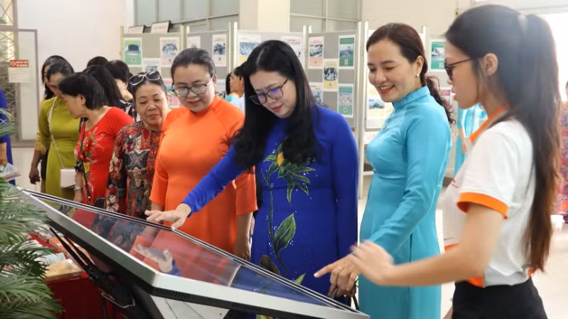 Các đại biểu tham dự khai mạc trải nghiệm không gian triển lãm thông qua màn hình tương tác.