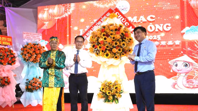 Phó Chủ tịch Ủy ban nhân dân tỉnh Đồng Nai Hồ Văn Hà tặng hoa chúc mừng đại diện Ban tổ chức Lễ hội chùa Ông lần thứ 10 năm 2025.