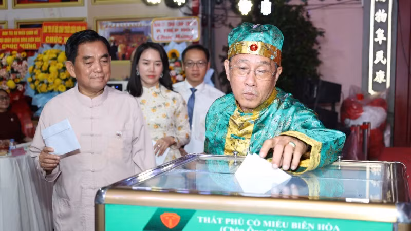 Các đại biểu tham dự khai mạc quyên góp ủng hộ Quỹ vì người nghèo.