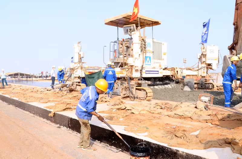 Thi công đường băng sân bay Long Thành.