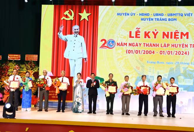 Lãnh đạo huyện Trảng Bom tặng bảng tri ân các đồng chí nguyên lãnh đạo huyện.