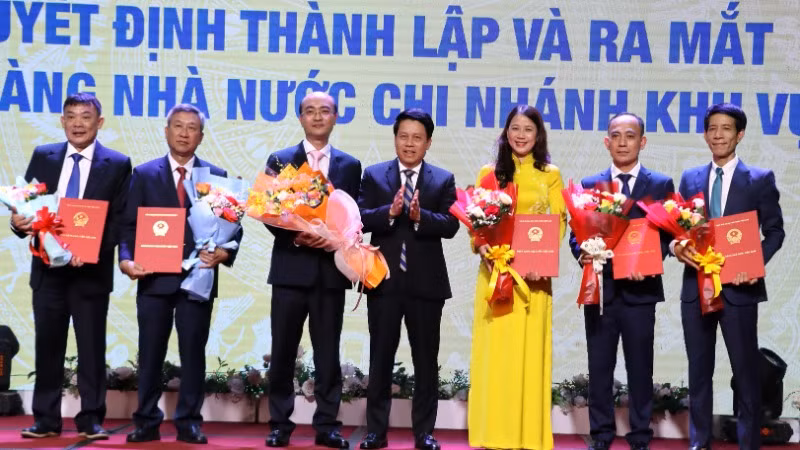 Phó Thống đốc Ngân hàng Nhà nước Việt Nam Phạm Tiến Dũng trao quyết định bổ nhiệm các Phó Giám đốc Ngân hàng Nhà nước khu vực 12.