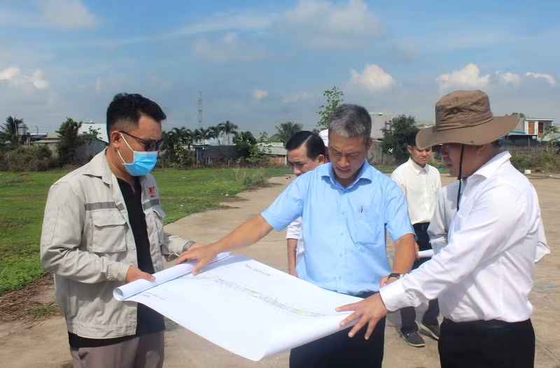 Lãnh đạo thành phố Biên Hòa kiểm tra tiến độ, tìm giải pháp tháo gỡ vướng mắc trong giải phóng mặt bằng đoạn qua địa bàn phường Phước Tân ngày 27/5.