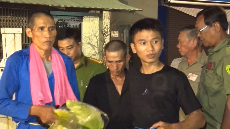 Lực lượng công an bắt giữ 3 đối tượng trộm cắp.