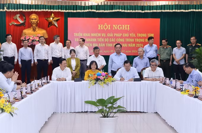 Đại diện lãnh đạo các sở ký kết giao ước thi đua giải ngân vốn đầu tư công, thu ngân sách năm 2024.