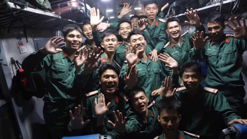 Các chiến sĩ phấn khởi trên tàu.