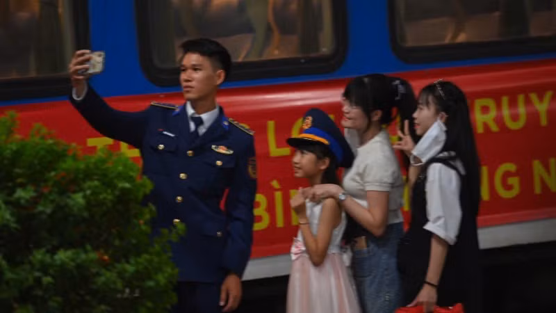 Một chiến sĩ lưu lại khoảnh khắc kỷ niệm với người dân trước khi lên tàu.