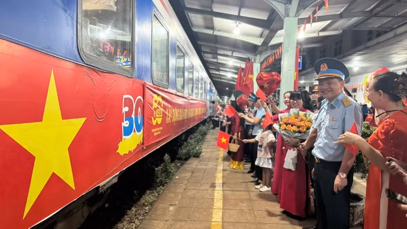 Đông đảo người dân tỉnh Đồng Nai có mặt tại ga Biên Hòa tiễn các đoàn.