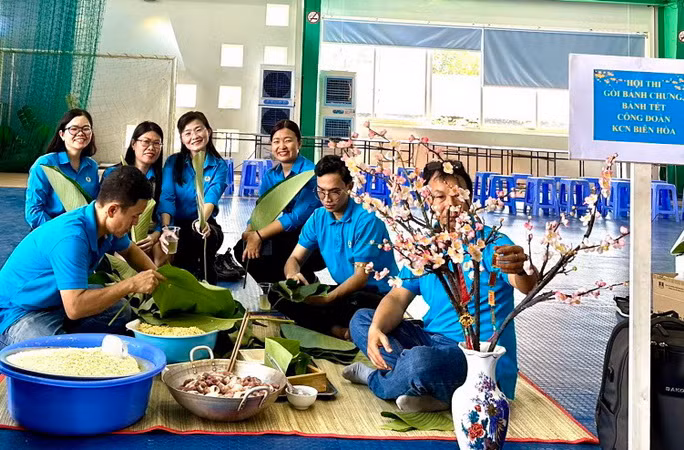 Hội thi gói, nấu bánh chưng, bánh tét diễn ra tại Nhà thi đấu Công đoàn Khu công nghiệp Biên Hòa.