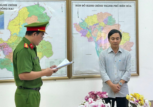 Cơ quan điều tra đọc lệnh bắt tạm giam Lương Quang Huy.