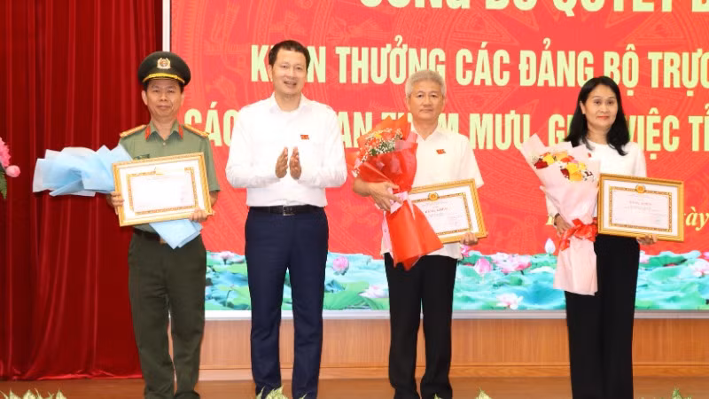 Bí thư Tỉnh ủy Đồng Nai tặng Bằng khen cho 3 Đảng bộ có thành tích xuất sắc trong năm 2024.