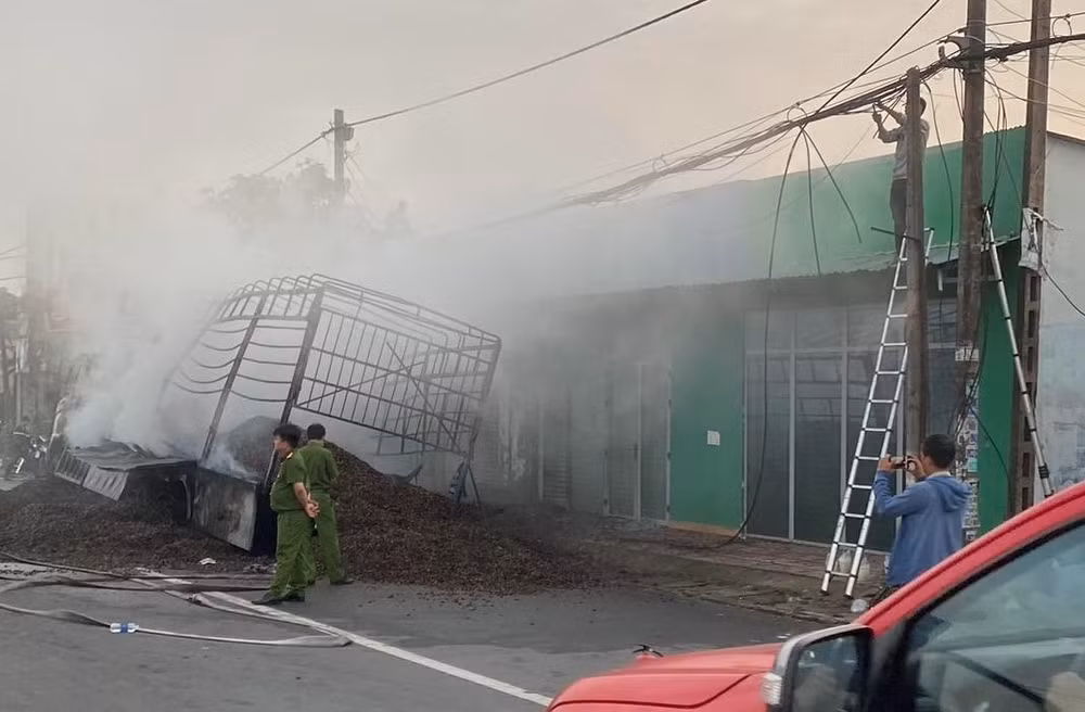 Lực lượng chức năng có mặt tại hiện trường điều tra, làm rõ nguyên nhân.